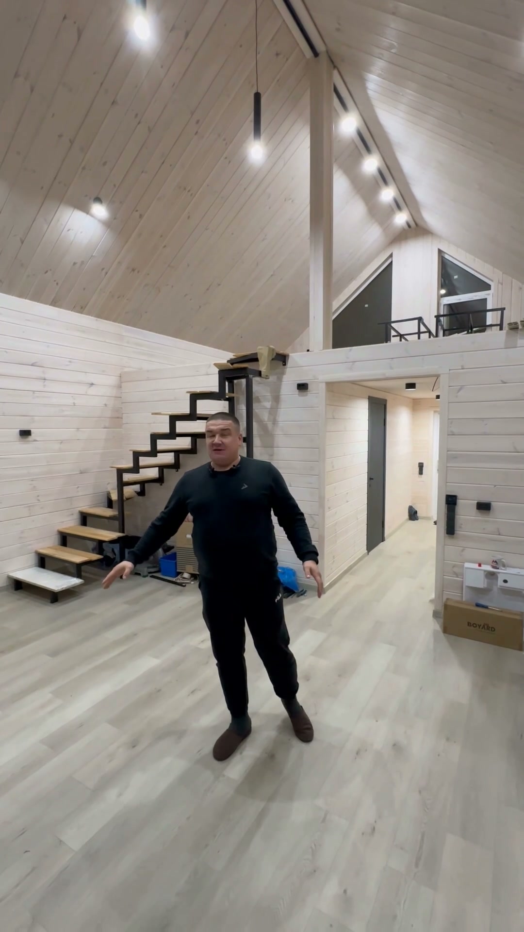 Kuća u stilu ambara sa dnevnim boravkom dvostruke visine i galerijom od 28 m²