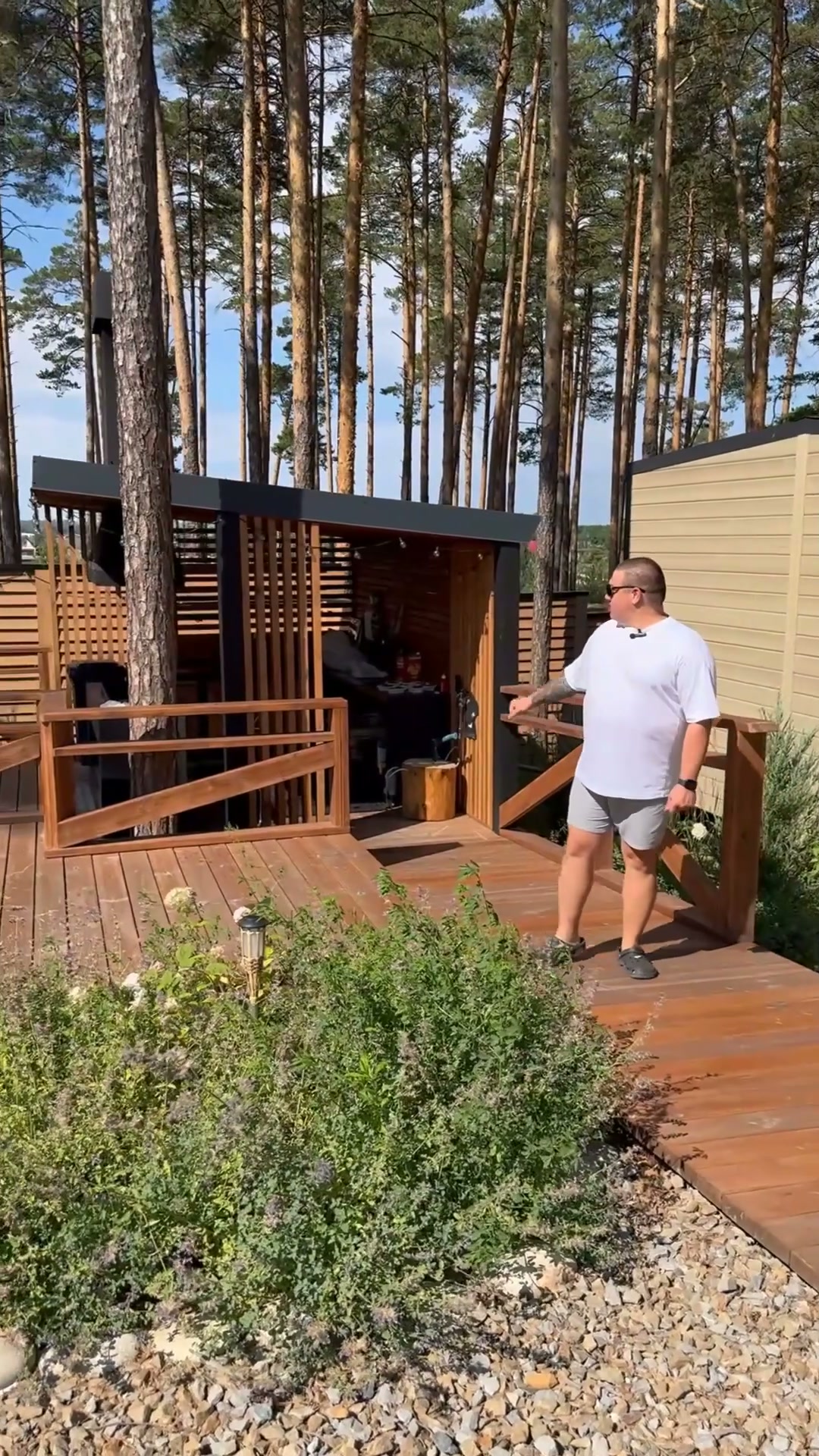 An L-shaped glamping home: layout and interiors
