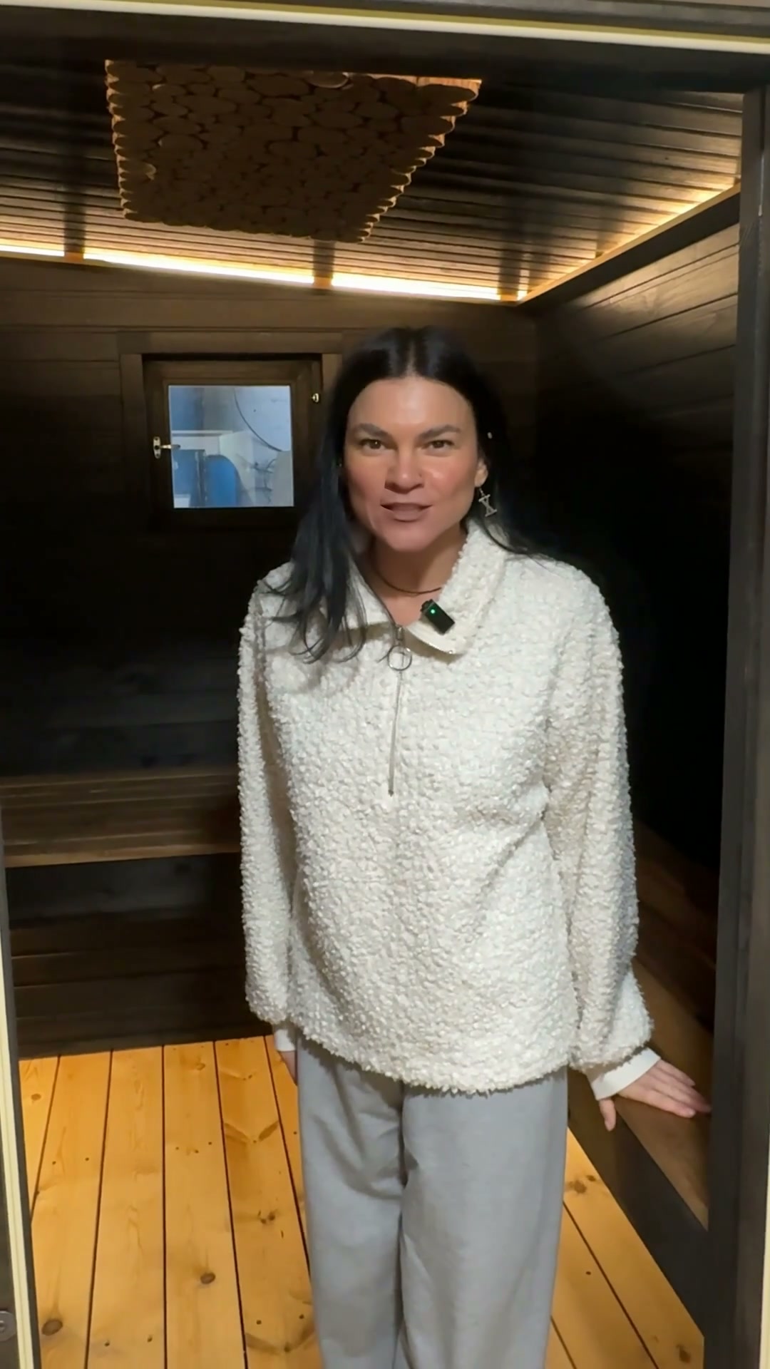 Sauna sa crnom parnom sobom i panelom od kleke